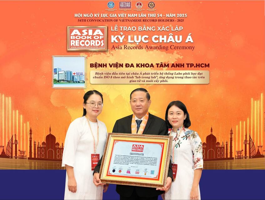 Êkíp BVĐK Tâm Anh gồm PGS.TS.BS Trần Quang Bính, ThS.BS Giang Huỳnh Như, Thạc sĩ Nguyễn Ngọc Quỳnh vinh dự nhận Kỷ lục châu Á và Kỷ lục Việt Nam Êkíp BVĐK Tâm Anh gồm PGS.TS.BS Trần Quang Bính, ThS.BS Giang Huỳnh Như, Thạc sĩ Nguyễn Ngọc Quỳnh vinh dự nhận Kỷ lục châu Á và Kỷ lục Việt Nam