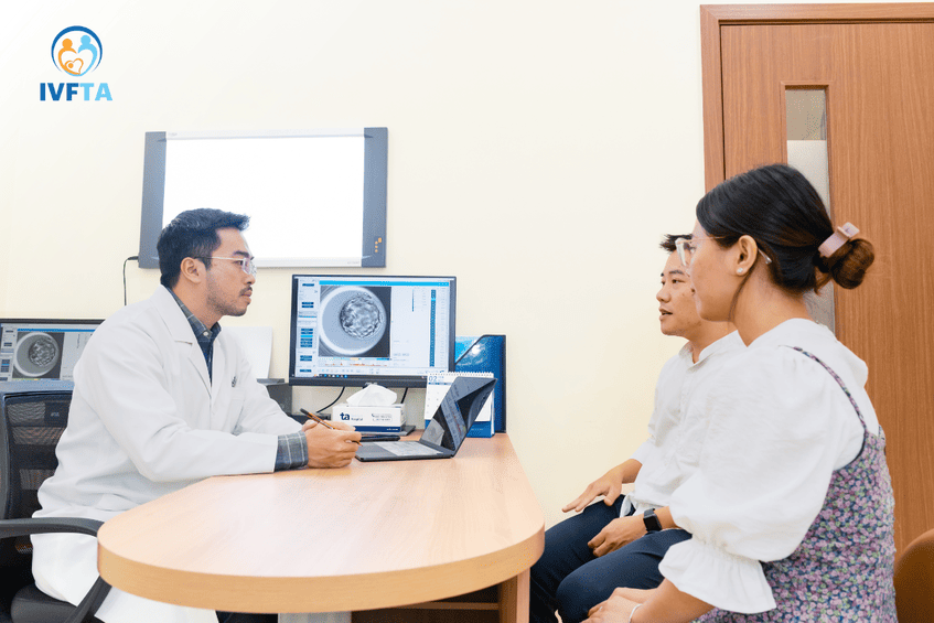 bác sĩ lê xuân nguyên đang thăm khám cho bệnh nhân bác sĩ lê xuân nguyên đang thăm khám cho bệnh nhân