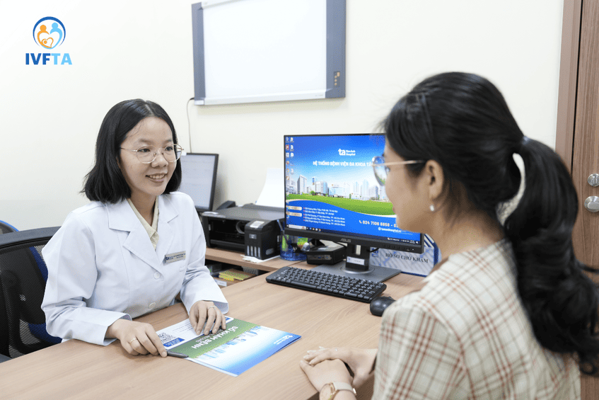 bác sĩ thạch thảo đang tư vấn cho khách hàng