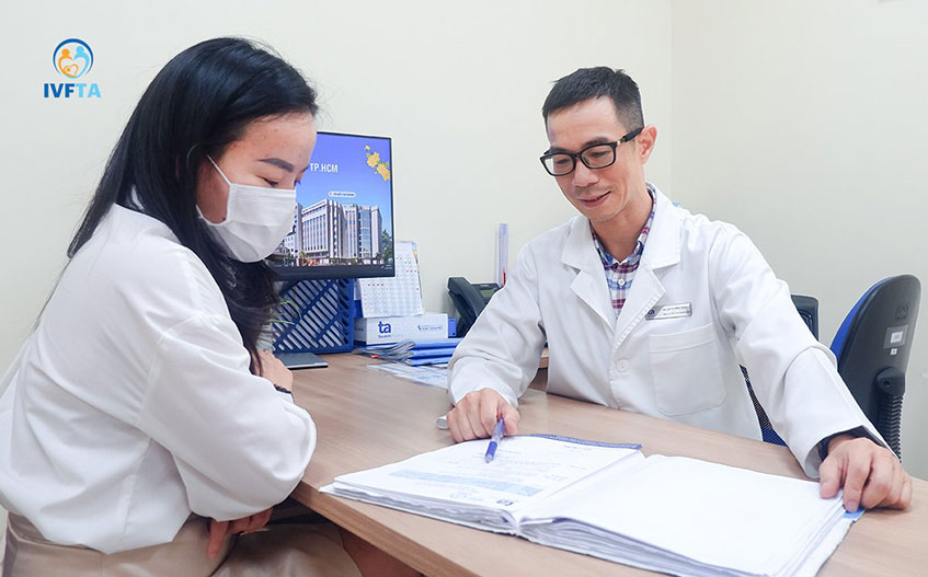 BS.CKII Vũ Nhật Khang khám và tư vấn phác đồ điều trị cho bệnh nhân