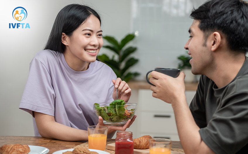 Cặp đôi nên giữ tâm lý thoải mái, nên trò chuyện, chia sẻ và thực hiện các hoạt động gia đình để tránh căng thẳng trước ngày chuyển phôi