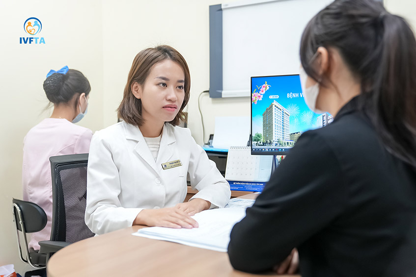 BS Phạm Thị Mỹ Tú đang tư vấn cho bệnh nhân về phương án điều trị và các gói nuôi cấy phôi tại IVF Tâm Anh BS Phạm Thị Mỹ Tú đang tư vấn cho bệnh nhân về phương án điều trị và các gói nuôi cấy phôi tại IVF Tâm Anh