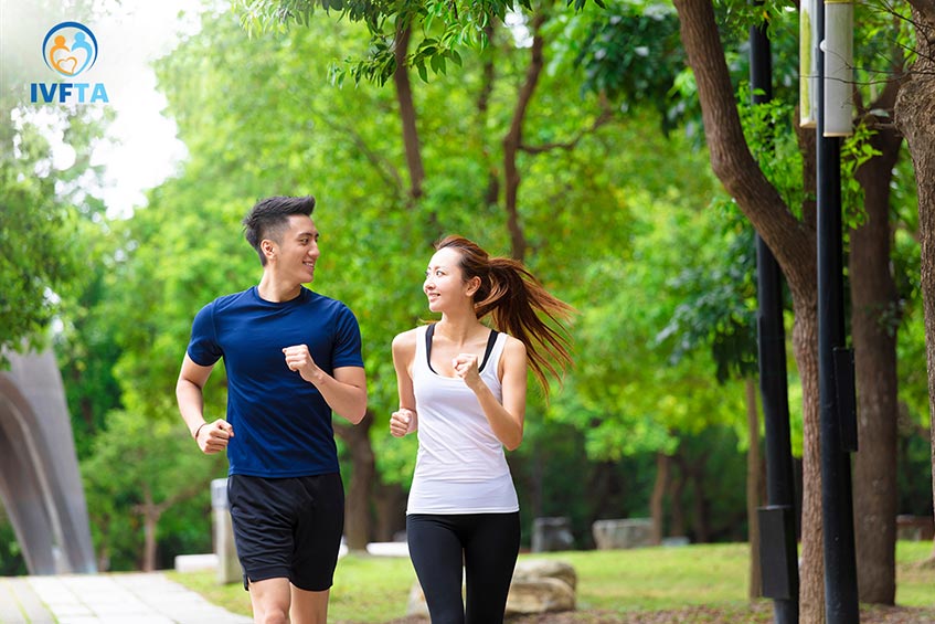 Thay đổi lối sống khoa học, tập luyện thể dục với cường độ vừa phải giúp tăng cường sức khỏe tổng thể và sức khỏe sinh sản