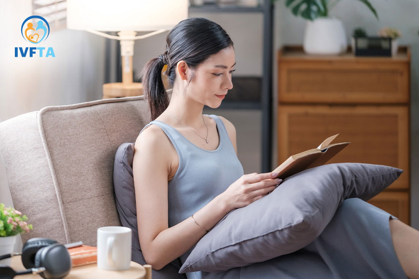Đọc sách, nghe nhạc có thể giúp chị em thư giãn, thoải mái hơn sau khi chọc hút trứng Đọc sách, nghe nhạc có thể giúp chị em thư giãn, thoải mái hơn sau khi chọc hút trứng