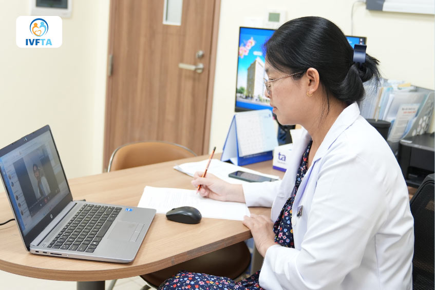 ThS.BS Giang Huỳnh Như đang khám online cho khách hàng ở xa ThS.BS Giang Huỳnh Như đang khám online cho khách hàng ở xa