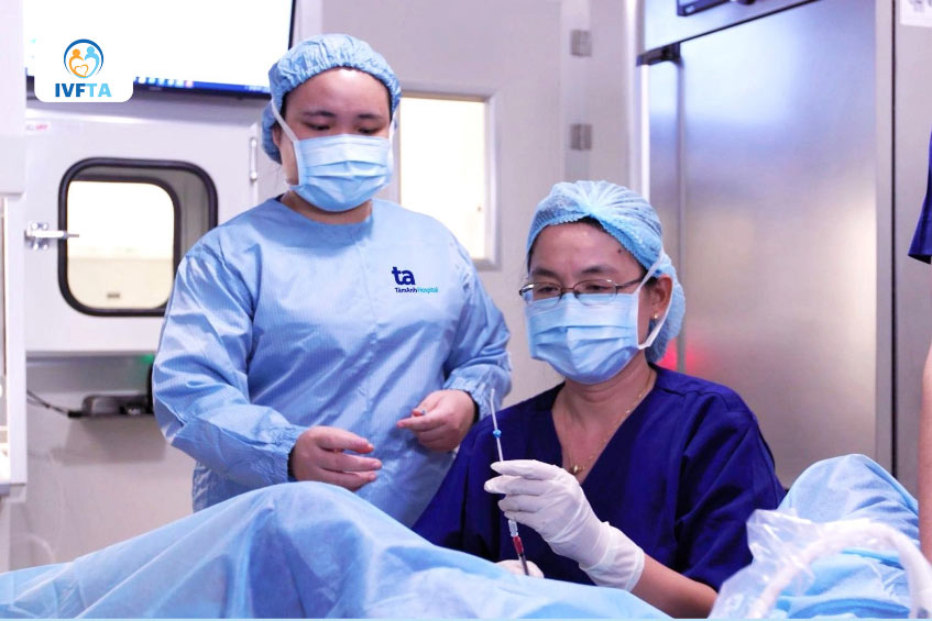 ThS.BS Giang Huỳnh Như thực hiện chuyển phôi cho bệnh nhân ThS.BS Giang Huỳnh Như thực hiện chuyển phôi cho bệnh nhân