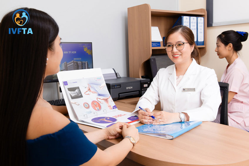 ThS.BSNT Trần Ngọc Hà Giang đang tư vấn phác đồ điều trị cho bệnh nhân ThS.BSNT Trần Ngọc Hà Giang đang tư vấn phác đồ điều trị cho bệnh nhân