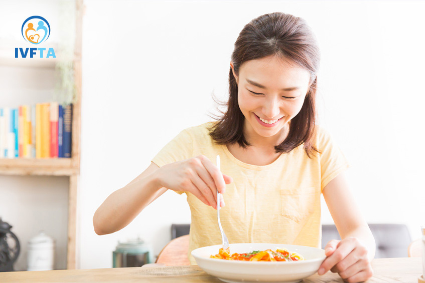 Sau chọc hút trứng chị em nên nghỉ ngơi hoàn toàn trong ngày đầu, ăn uống đầy đủ dinh dưỡng để cơ thể nhanh chóng hồi phục Sau chọc hút trứng chị em nên nghỉ ngơi hoàn toàn trong ngày đầu, ăn uống đầy đủ dinh dưỡng để cơ thể nhanh chóng hồi phục