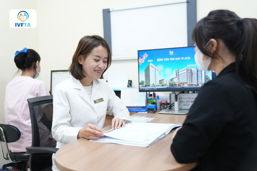 Bác sĩ Phạm Thị Mỹ Tú đang tư vấn cho bệnh nhân về phác đồ điều trị Bác sĩ Phạm Thị Mỹ Tú đang tư vấn cho bệnh nhân về phác đồ điều trị