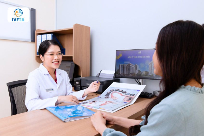 ThS.BS Trần Ngọc Vân Anh đang tư vấn cho bệnh nhân về kế hoạch điều trị hiếm muộn