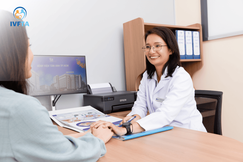 ths.bs phan hà minh hạnh đang tư vấn cho bệnh nhân