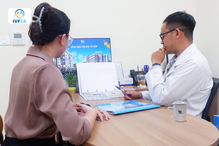 Bác sĩ Ngô Đình Triệu Vỹ đang tư vấn phác đồ điều trị cho bệnh nhân suy buồng trứng