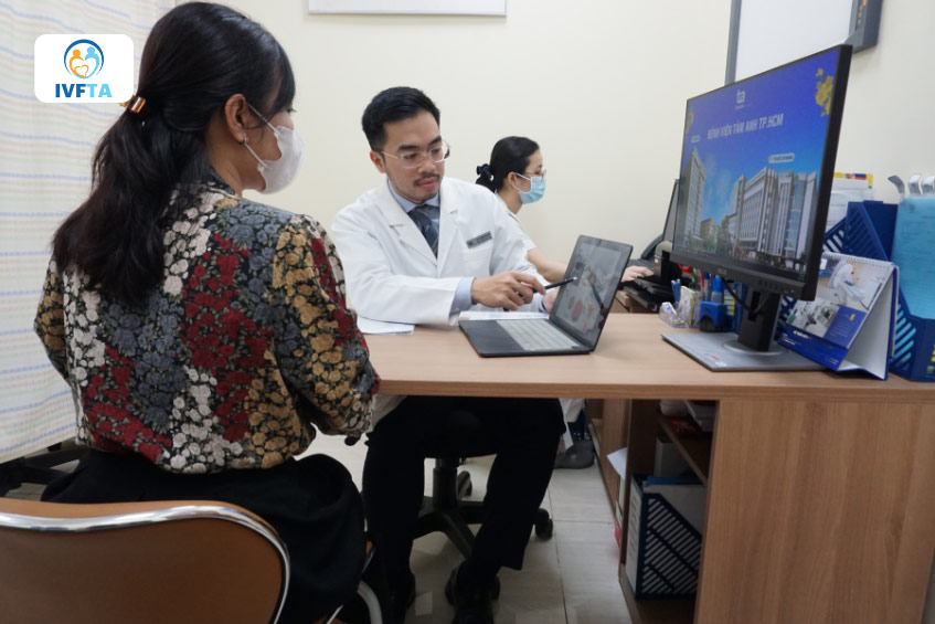 Bác sĩ Lê Xuân Nguyên đang tư vấn cho bệnh nhân hiếm muộn