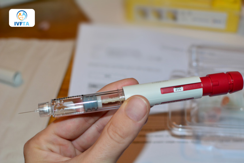 Hình minh họa mũi thuốc kích trứng tại nhà của bệnh nhân Hình minh họa mũi thuốc kích trứng tại nhà của bệnh nhân