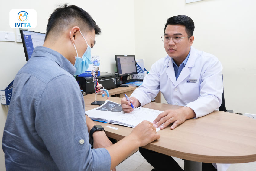 Bác sĩ Nguyễn Công Danh - Trung tâm Hỗ trợ sinh sản, BVĐK Tâm Anh đang tư vấn cho bệnh nhân về kết quả tinh dịch đồ Bác sĩ Nguyễn Công Danh - Trung tâm Hỗ trợ sinh sản, BVĐK Tâm Anh đang tư vấn cho bệnh nhân về kết quả tinh dịch đồ