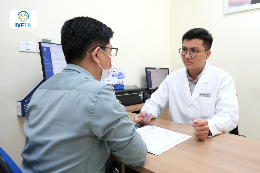Bác sĩ Nguyễn Quang Vinh đang tư vấn cho người bệnh về kết quả xét nghiệm tinh dịch đồ Bác sĩ Nguyễn Quang Vinh đang tư vấn cho người bệnh về kết quả xét nghiệm tinh dịch đồ