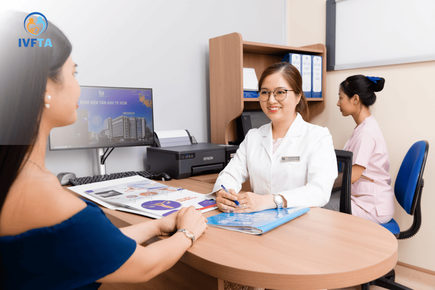 ths.bsnt trần ngọc hà giang đang tư vấn