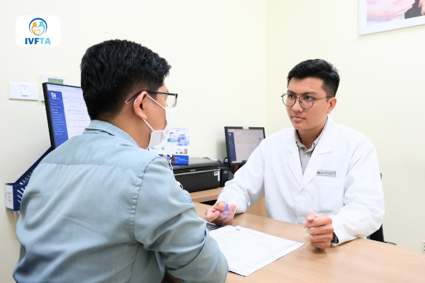 Bác sĩ Nguyễn Quang Vinh đang tư vấn sức khỏe cho bệnh nhân