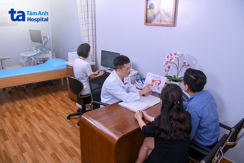 bác sĩ lê hoàng tư vấn và thăm khám cho bệnh nhân