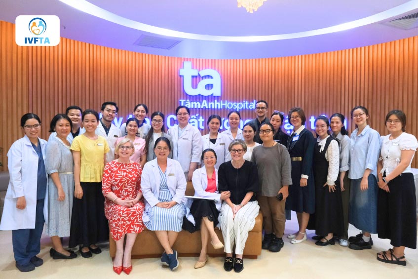 Đoàn chuyên gia RTAC và tập thể bác sĩ, chuyên gia, chuyên viên phôi học và nhân viên y tế ghi lại khoảnh khắc đáng nhớ sau buổi làm việc thành công