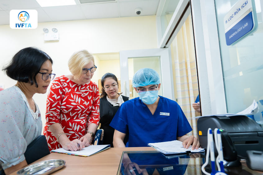 Thạc sĩ Nguyễn Ngọc Quỳnh (ngoài cùng bên trái) cùng Tiến sĩ Adrianne K. Pope đánh giá chất lượng hệ thống Labo của IVF Tâm Anh. Đây là hệ thống phòng Lab đạt chuẩn ISO 5 duy nhất tại Đông Nam Á, tạo môi trường tối ưu nhất trong nuôi cấy phôi