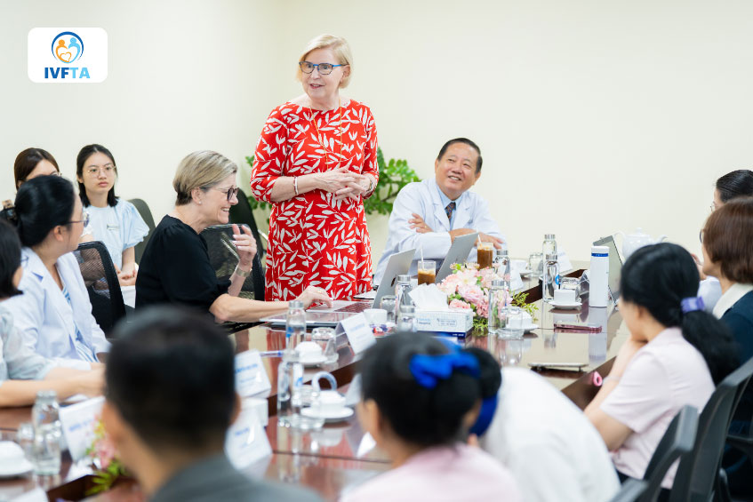 Tiến sĩ Adrianne K. Pope bày tỏ ấn tượng sâu sắc trước phong cách làm việc chuyên nghiệp và chất lượng vượt trội của đội ngũ IVF Tâm Anh TP.HCM trong lần đầu hợp tác