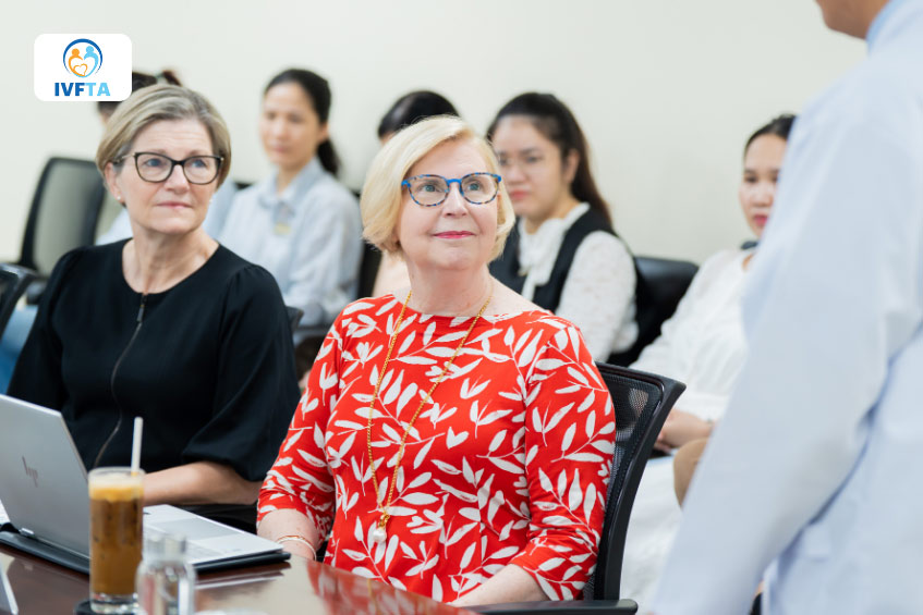 Với hơn 30 năm kinh nghiệm trong lĩnh vực Hỗ trợ sinh sản và giữ chức Chủ tịch Hiệp hội sinh sản Australia trong 2 nhiệm kỳ, Tiến sĩ Adrianne K. Pope (áo đỏ) mang đến cái nhìn chuyên sâu và đánh giá khách quan về hoạt động của trung tâm