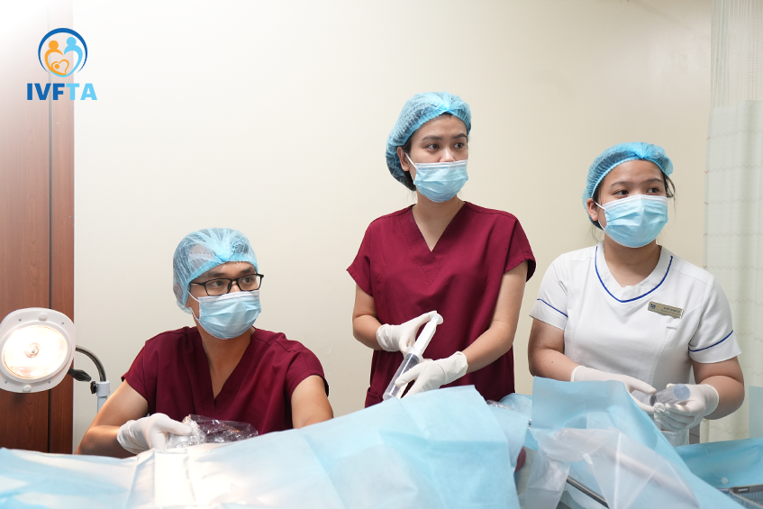 các bác sĩ IVF Tâm Anh thực hiện siêu âm SIS các bác sĩ IVF Tâm Anh thực hiện siêu âm SIS