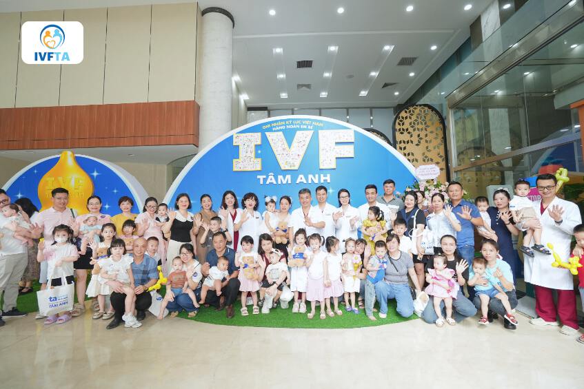 Mỗi gia đình đều có những hoàn cảnh khác nhau, gặp những tình trạng bệnh lý khác nhau, mong con từ 1 năm, 3 năm, 5 năm đến hàng chục năm, cá biệt có những trường hợp đến tận 21 năm, đón con khi mái tóc đã điểm bạc… Nhưng giờ đây, niềm hạnh phúc của các gia đình thêm trọn vẹn nhờ sự xuất hiện của các thiên thần nhỏ. Đó là kết tinh từ tinh yêu thương, hy vọng của ba mẹ, bàn tay, khối óc tài hoa của đội ngũ chuyên gia - bác sĩ tại IVF Tâm Anh. Mỗi gia đình đều có những hoàn cảnh khác nhau, gặp những tình trạng bệnh lý khác nhau, mong con từ 1 năm, 3 năm, 5 năm đến hàng chục năm, cá biệt có những trường hợp đến tận 21 năm, đón con khi mái tóc đã điểm bạc… Nhưng giờ đây, niềm hạnh phúc của các gia đình thêm trọn vẹn nhờ sự xuất hiện của các thiên thần nhỏ. Đó là kết tinh từ tinh yêu thương, hy vọng của ba mẹ, bàn tay, khối óc tài hoa của đội ngũ chuyên gia - bác sĩ tại IVF Tâm Anh.