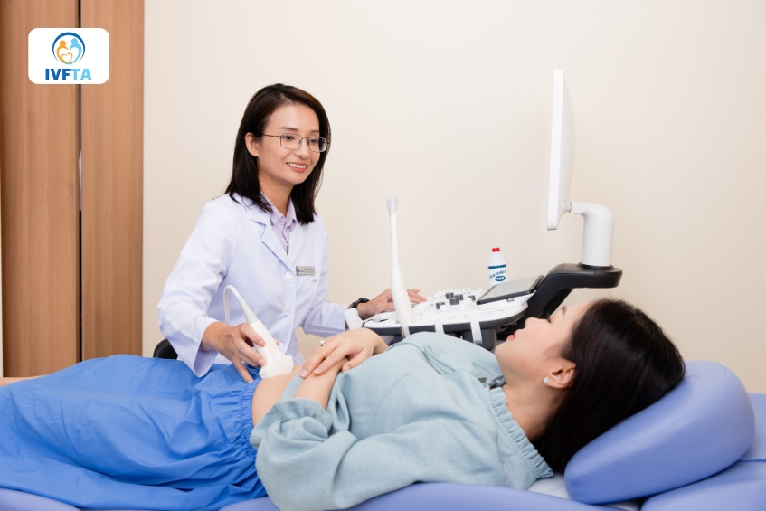 ThS.BS Phan Hà Minh Hạnh thực hiện siêu âm kiểm tra sức khoẻ sinh sản cho khách hàng nữ