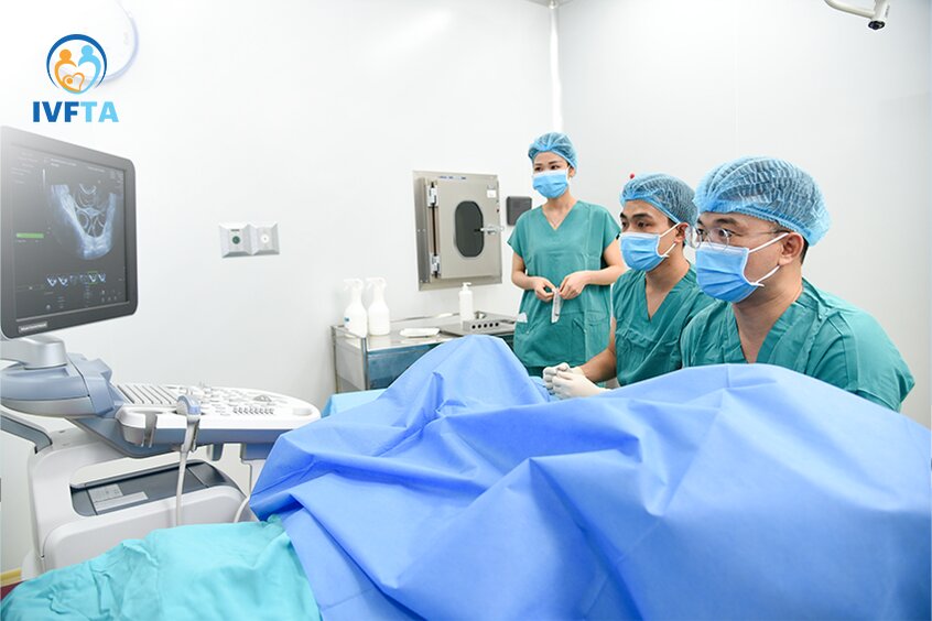 TTND.PGS.TS.BS Lê Hoàng Giám đang thực hiện thủ thuật siêu âm chọc hút trứng cho người bệnh trong quy trình IVF