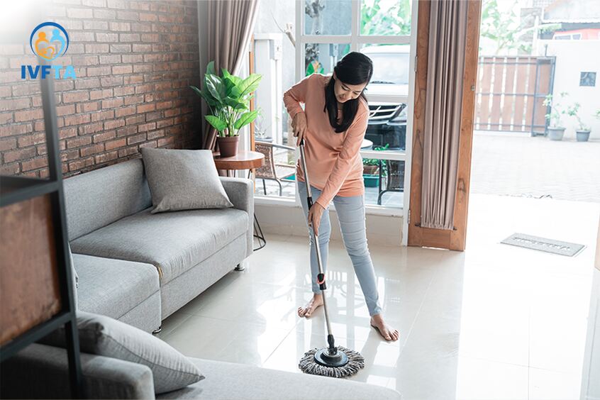 Các hoạt động nhẹ nhàng tại nhà như hút bụi hay dọn dẹp phòng được khuyến khích, miễn là giữ nhịp độ chậm, không mang vác nặng