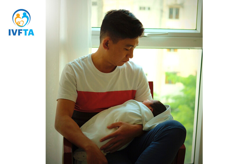 ba bé minh phúc ôm con trong hạnh phúc