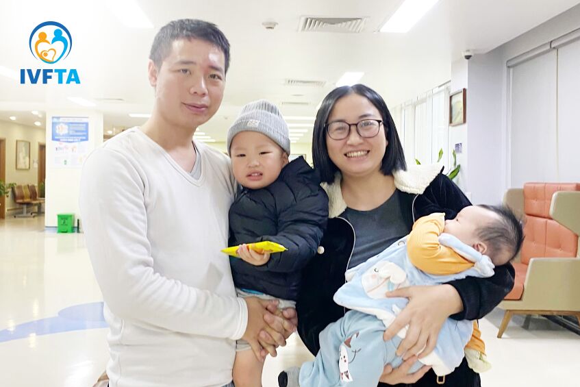 ba tâm và mẹ quỳnh hạnh phúc bên con