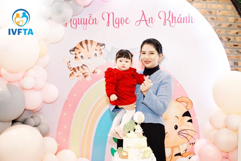 bé an khánh ăn sinh nhật cùng mẹ bé an khánh ăn sinh nhật cùng mẹ