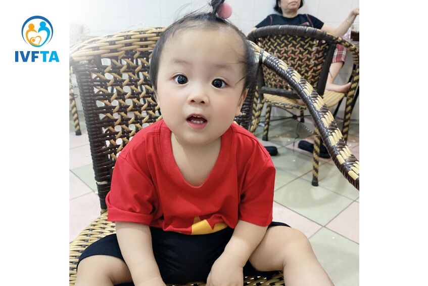 bé có đôi mắt to tròn đáng yêu bé có đôi mắt to tròn đáng yêu