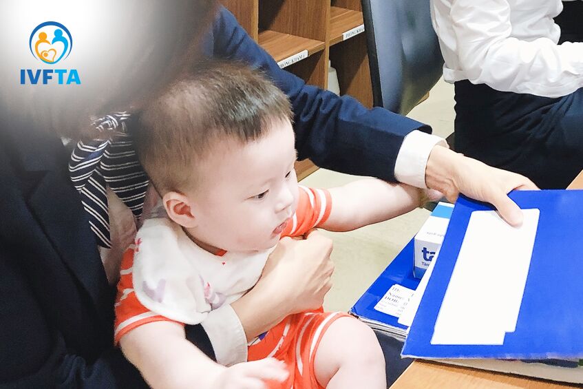 bé hoàng bách khám sức khỏe