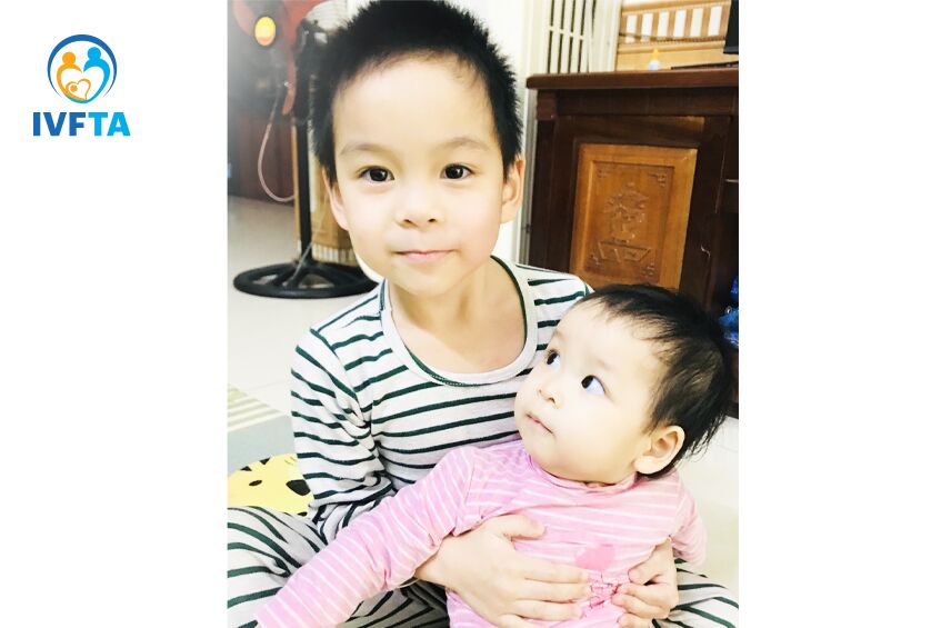 bé khang và em gái