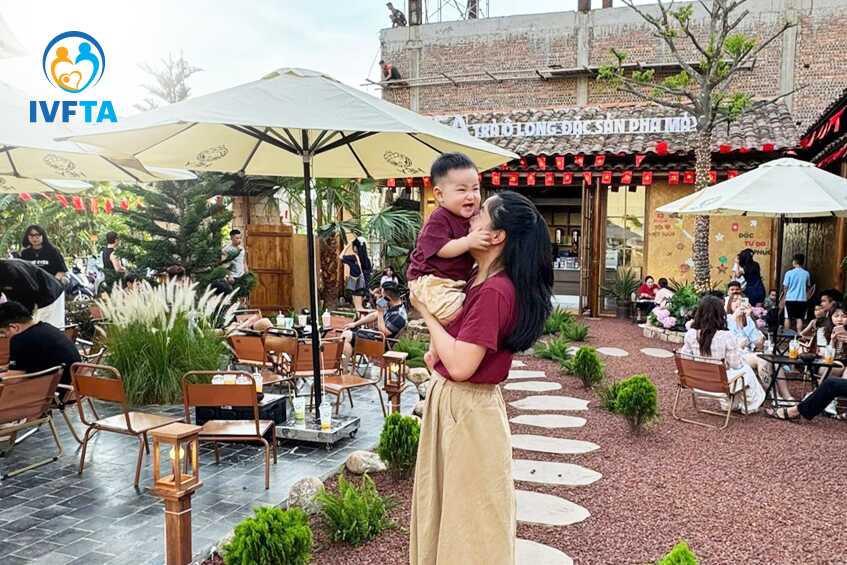 bé quang minh và mẹ phương