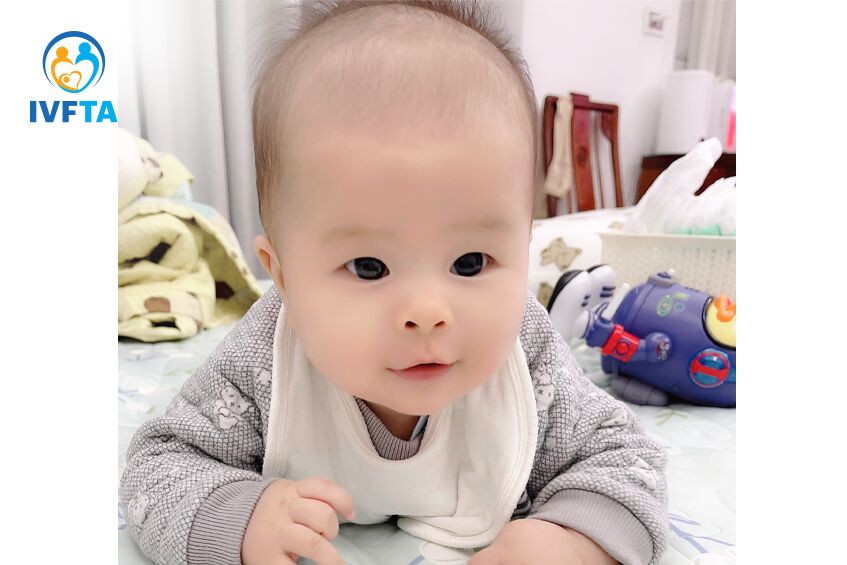 bé tập bò trên thảm màu sắc