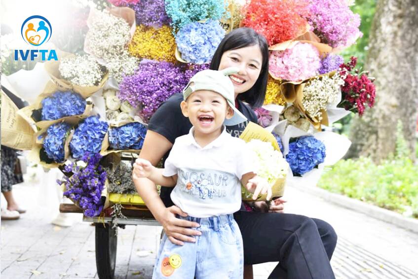 bé tuấn minh hạnh phúc bên mẹ bé tuấn minh hạnh phúc bên mẹ