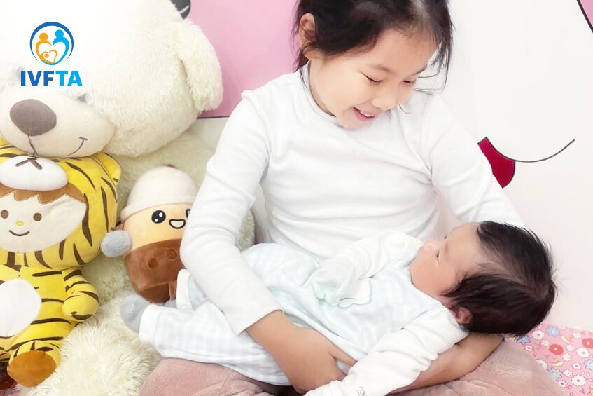 bé tuấn nam và chị gái bé tuấn nam và chị gái