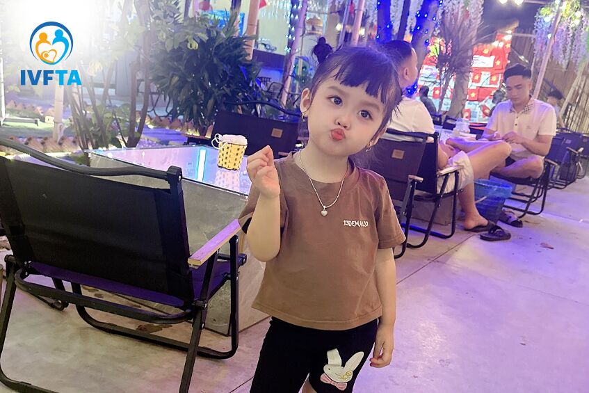 bé tuệ nhi lém lỉnh đáng yêu