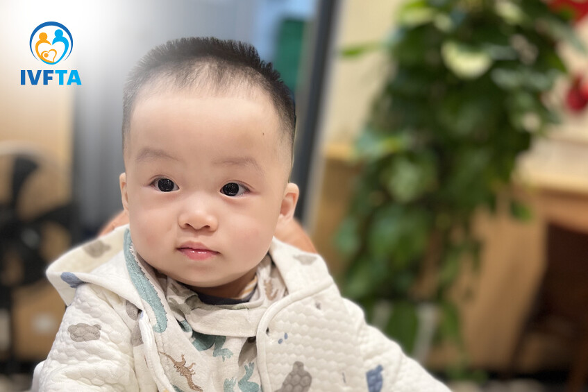 đôi mắt bé tròn xoe đáng yêu đôi mắt bé tròn xoe đáng yêu