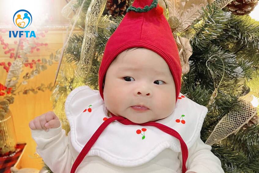 đôi mắt tròn xoe nhìn mẹ đầy yêu thương đôi mắt tròn xoe nhìn mẹ đầy yêu thương