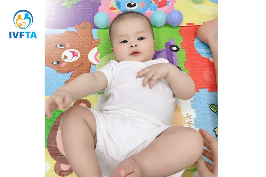 em bé chơi cùng mẹ