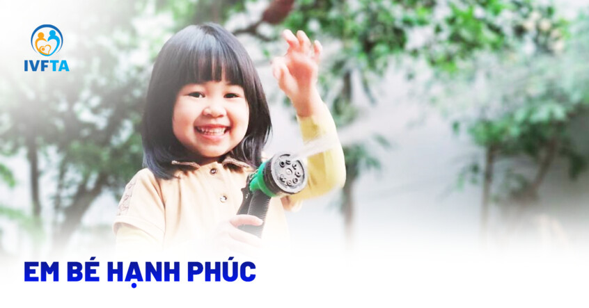 em bé hạnh phúc
