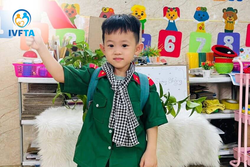 em bé ivf hoàng đạt đi học em bé ivf hoàng đạt đi học