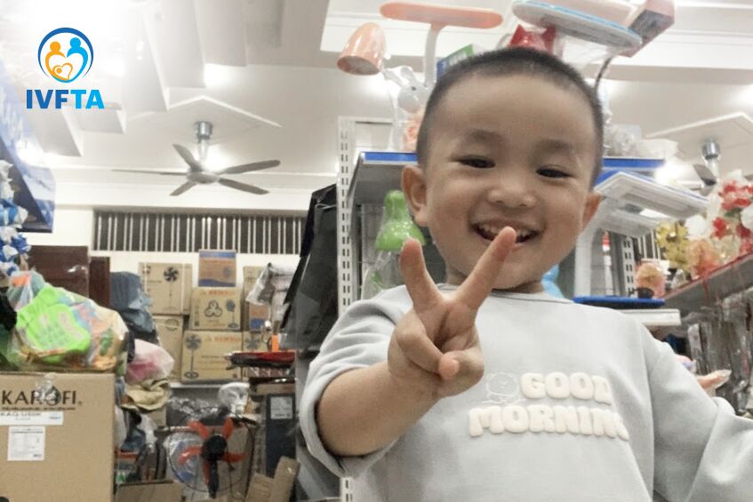 em bé ivf lanh lợi vui vẻ