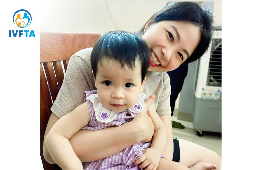em bé ivf và mẹ hà